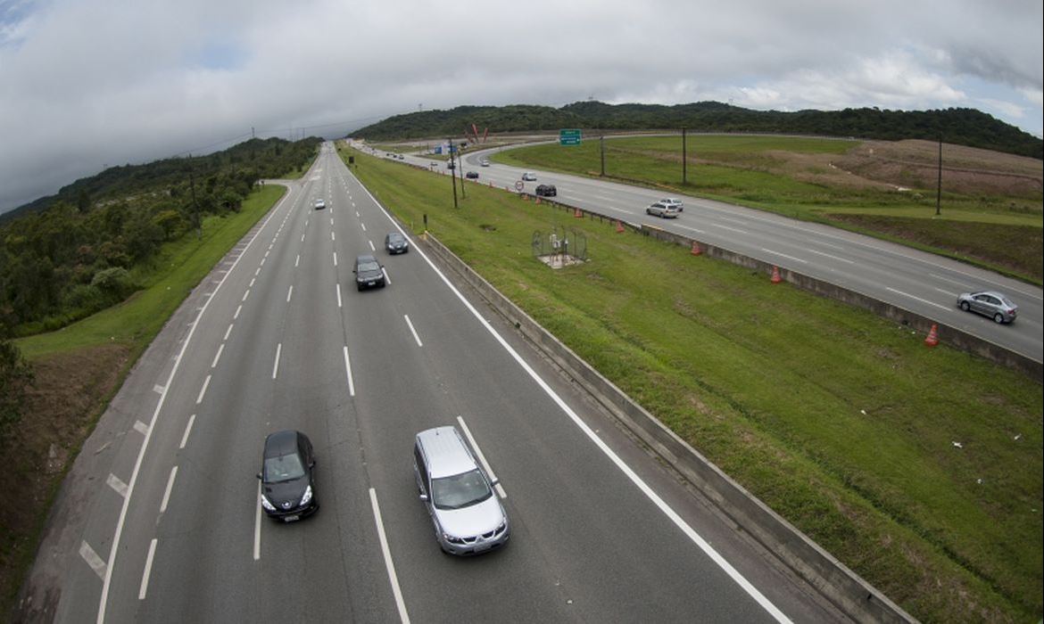 Fluxo de veículos em rodovias pedagiadas sobe 2,9% em outubro, diz ABCR